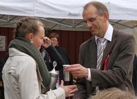 ge Holsbrekken overrekker innsatspokalen til Ingveig (Foto: Laila vstedal Espeland)