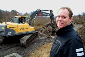 Leon Dyngeland flgjer med nr ordfraren kjrer gravemaskin.