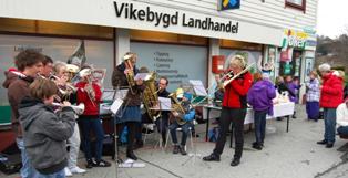 Konsert utanfor Vikebygd Landhandel i 2011 (Klikk for stort bilde)