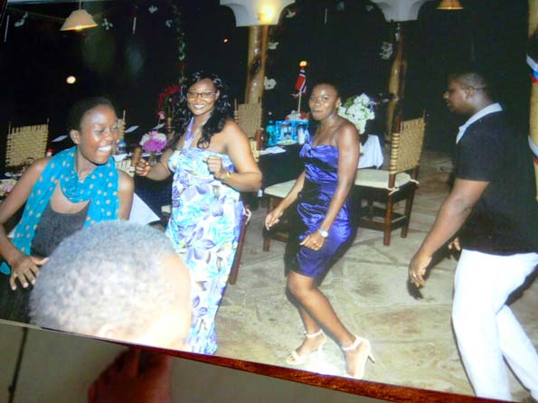 Fest-dans p afrikansk vis i bryllupet