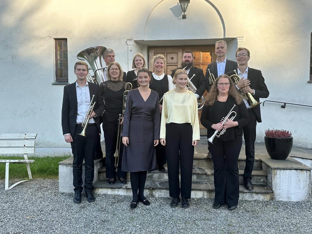 Styve Brass på kyrkjetrappa etter konserten (Foto: Steinar Skartland)
