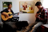 (Klikk her for stort bilde) Cathrine Nordseth og sonen Bjrn Ove framfrer viser til gitar akompagnement